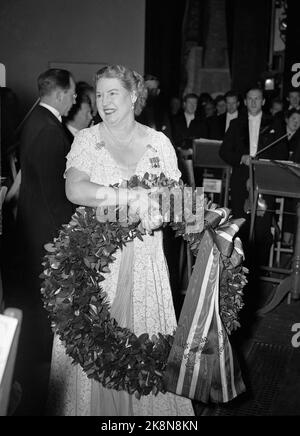 Oslo 19531218 Sängerin Kirsten Flagstad hat ein Abschiedskonzert im Nationaltheater. Hier ist eine glückliche Flagstad mit einem Lorbeerkranz nach einem brillanten Konzert. FOTO: VALLDAL / NTB / NTB Stockfoto