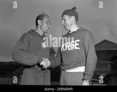 London 1948: Olympische Spiele, Leichtathletik, 5000 Meter Experimentelle Hitze: Emil Zatopek (TV) begrüßt Martin Stokken nach dem Rennen. Martin Stokken war sowohl im Langlaufen als auch in der Leichtathletik aktiv. Foto: NTB / NTB Archiv Stockfoto