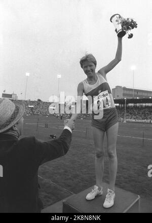 Oslo 12. Juli 1981. Ingrid Christensen lief auf einen neuen Weltrekord von 5000 Metern. Hier wird sie von Arne Haukvik gratuliert. Foto: Erik Thorberg / NTB / NTB Stockfoto