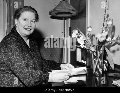 Oslo 19580204 Kirsten Flagstad wird Norwegens erste Betriebsleiterin. Foto am Schreibtisch. NTB-Archivfoto / ntb Stockfoto