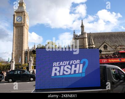 Parliament Square, London, Großbritannien. 24. Okt 2022. Angeführt von der Eselskampagne, Ready for Rishi van fährt um Westminsteras herum, wird angekündigt, dass Rishi Sunak Premierminister werden wird. Kredit: Matthew Chattle/Alamy Live Nachrichten Stockfoto