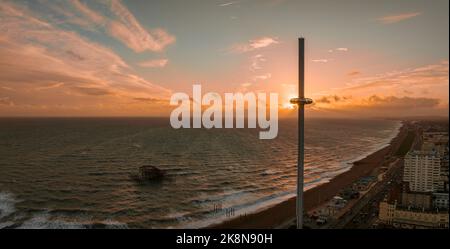 Wunderschöner Blick auf den Strand von Brighton. Magischer Sonnenuntergang und stürmisches Wetter in Brighton Stockfoto