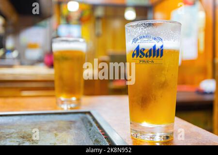 Kyoto, 16 2013. NOVEMBER - Nahaufnahme des kalten Asahi-Bieres Stockfoto