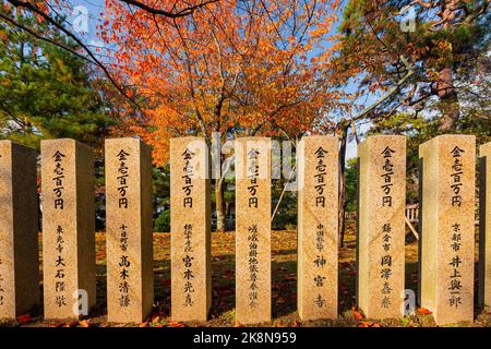 Kyoto, 16 2013. NOVEMBER - Nahaufnahme einer Steinstele Stockfoto