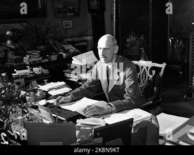 Oslo 19510526: König Haakon VII. Fotografierte auf dem Schloss an seinem Schreibtisch. Foto: NTB / NTB Stockfoto