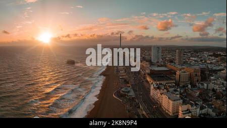 Wunderschöner Blick auf den Strand von Brighton. Magischer Sonnenuntergang und stürmisches Wetter in Brighton Stockfoto
