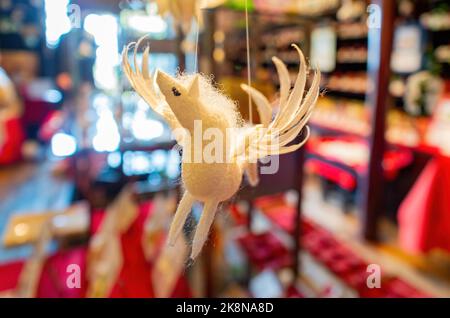 Kyoto, NOV 16 2013 - Nahaufnahme von niedlichen Puppenkunst-Sovenirs, die in einem Geschenkeladen verkaufen Stockfoto