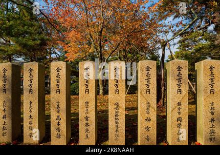 Kyoto, 16 2013. NOVEMBER - Nahaufnahme einer Steinstele Stockfoto