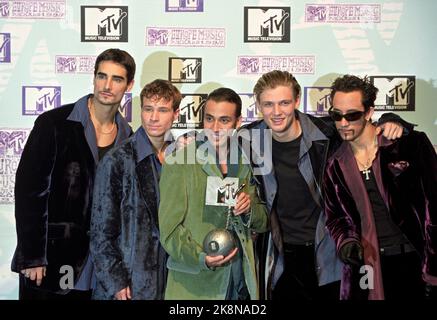 Rotterdam, Niederlande 19971106. Die Popgruppe Backstreet Boys erhielt einen der Auszeichnungen während der 'The 1997 MTV Europe Music Awards' im Ahoy Stadium. Foto der Gruppe mit der Trophäe. Photo Lise Åserud / NTB / NTB Stockfoto