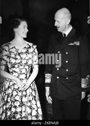 Oslo 19550624. Königin Elisabeth II. Bei einem Staatsbesuch in Norwegen mit ihrem Mann Prinz Philip. Hier ist das offizielle Bild von der Vogelfabrik auf dem Schloss. Königin Elizabeth und König Haakon. Kleid mit Blumenmuster. Sich lächelnd anschauend. Foto: NTB / NTB Stockfoto