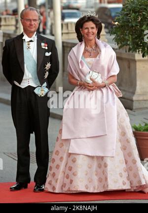 Stockholm 199604: König Carl XVI Gustaf 50 Jahre - mehrere Tage der jährlichen Party für Schwedens König. Gallafest im Schloss. Picture: Jubelender König Carl Gustaf und Königin Silvia haben zusammen fotografiert. Foto: Bjørn Sigurdsøn / NTB / NTB Stockfoto