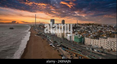 Wunderschöner Blick auf den Strand von Brighton. Magischer Sonnenuntergang und stürmisches Wetter in Brighton Stockfoto