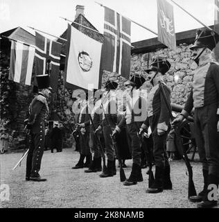 Bergen im Frühjahr 1953. Die ersten Festivalspiele. Die Wache von Bergenhus fällte 1850 in Full Mundur. Kommandant ist 'General Munthe' gespielt von Erling Krogsrud.6 Foto: Ewoos Christensen / Current / NTB. Stockfoto