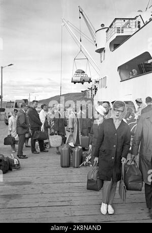 Nordnorwegen 19650724 Touristen im Hotel Hurtigruta Touristen, die so viel von Norwegen wie möglich sehen wollen, und die Mitternachtssonne, nehmen die schnelle Route von Bergen nach Kirkenes und wieder zurück. Sie leben in einem schwimmenden Hotel, das sie an kleine Orte und Städte entlang der Küste bringt. Bereit Passagiere auf dem Kai. Junge Frau mit Schuss. An Bord geladen werden. Touristen. Foto: Sverre A. Børretzen / Aktuell / NTB Stockfoto