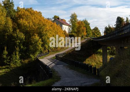 Halikko Alte Brücke, erbaut 1866. Historische Museumsbrücke in Salo, Finnland mit Bäumen in Herbstfarben Stockfoto