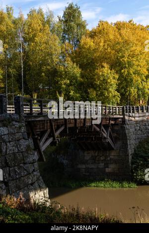 Halikko Alte Brücke, erbaut 1866. Historische Museumsbrücke in Salo, Finnland mit Bäumen in Herbstfarben Stockfoto