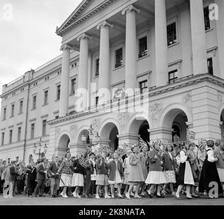 Oslo 19560517. Mai 17 Festfest in Oslo, mit der Kronprinzenfamilie auf dem Schlossbalkon. Der Kinderzug fährt während des Schlossbalkons. Kinder mit Fahnen. Foto: NTB / NTB Stockfoto