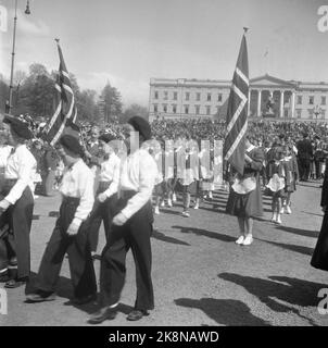 Oslo, 17. Mai 1954. Der Kinderzug fährt fast still am Schloss vorbei, Prinzessin Märtha starb am 5. April dieses Jahres, so dass die Feier vom 17. Mai etwas gedämpft war. Foto; NTB / NTB Stockfoto