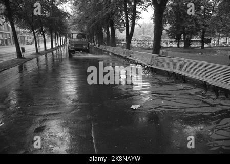 Oslo 28. Juni 1969. Karl Johansgate an einem heißen Sommertag in Oslo. Hier ist ein Spritzwagen, der den Boden glänzend macht. Foto: Per Ervik / Current / NTB Stockfoto