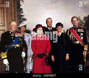 Oslo 19810505. Königin Elizabeth bei einem Staatsbesuch in Norwegen mit ihrem Mann Prinz Philip. Die Royals während der offiziellen Fotografie in den Birdwws auf dem Schloss. Z. B. König Olav, Prinzessin Aestr Mrs. Ferner, Königin Elizabeth, Kronprinz Harald, Kronprinzessin Sonja und Prinz Philip. Die Königin in rotem Mantel und Hut, schwarzer Tasche und Handschuhen. Crown Princess Blue Mantel und Hut. Foto: Pro Løchen / NTB Stockfoto