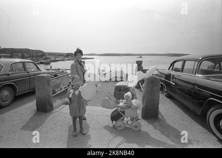 Strømstad 6. April 1963. Norweger wandern Strømstad am Schnittdonnerstag ein. Die Tradition begann nach dem Krieg, als Norwegen den größten Teil der Waren vermisste. Die Geschäfte in Norwegen sind am Donnerstag geschlossen, so dass Sie eine Reise nach Schweden Unternehmen müssen, um das Auto oder Boot mit verschiedenen Waren zu füllen. Hier eine norwegische Familie, die Kinder haben jeweils ihren eigenen Ballon erhalten. Foto: Ivar Aaserud / Aktuell / NTB Stockfoto