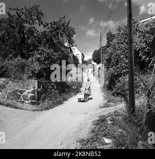 Drøbak 19470902 die Dürre im Sommer 1947 in Drøbak. Frau mit Kinderwagen auf dem Weg in sengenden Sonne den steilen Hügel hinauf. FOTO: LYNAU / NTB / NTB Stockfoto