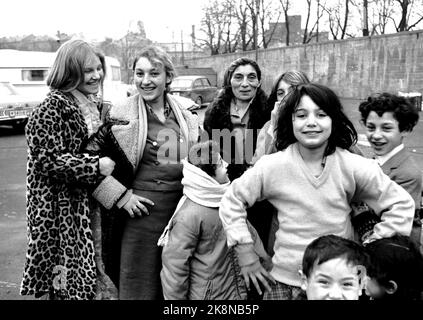 Oslo Juni 1968 Fast einhundert Zigeuner kamen im Frühjahr 1968 nach Oslo. Sie erhielten einen Platz auf dem Gasplot in Oslo East. Frauen und Kinder lächeln den Fotografen an. Foto: Sverre A. Børretzen / Aktuell / NTB Stockfoto