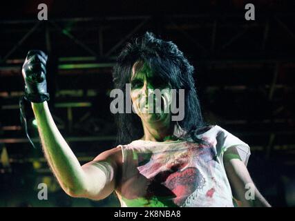 Oslo 19891128. Alice Cooper auf der Bühne während des Konzerts in den Skedsmohallen. Foto Knut Odrås / NTB / NTB Stockfoto