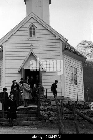 Loen 1947 etwas mehr als 10 Jahre nach dem großen Rennunfall ist das Leben in den Dörfern rund um Loen zurückgekehrt. Der Gottesdienst ist in der 100 Jahre alten Holzkirche in Loen beendet. Menschen auf der Kirchentreppe. Foto: Th. Scotaam / Aktuell / NTB Stockfoto