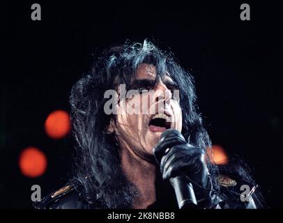 Oslo 19891128. Alice Cooper auf der Bühne während des Konzerts in den Skedsmohallen. Foto Knut Odrås / NTB / NTB Stockfoto