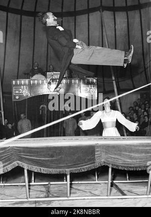 Oslo 1953; Circus Arnardo im Youngstorget in der Innenstadt von Oslo! Nach der Saisoneröffnung in der Hauptstadt besucht der geschäftige Zirkus 50 andere Orte Norwegens, wobei Steinkjer die nördlichste Station ist. Der musikalische Clown begeisterte die Zuschauer mit ihrem Spell. Foto; Aage Storløkken / Aktuell / NTB Stockfoto