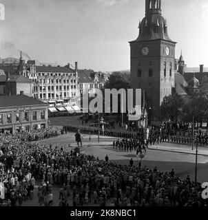 Oslo 19571001 Beerdigung von König Haakon. Volksmesse vor der Kathedrale von Olso wartet auf den Sarg und die königliche Familie. Foto: Current / NTB Stockfoto