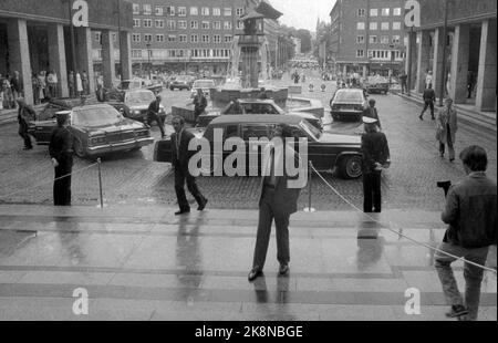 Oslo 19830630. US-Vizepräsident George Bush zu einem offiziellen Besuch in Norwegen. Sicherheitsleute um Vizepräsident Bush und seine Fahrzeugkarte im Rathaus von Oslo. Foto: Inge Gjellesvik / NTB Stockfoto