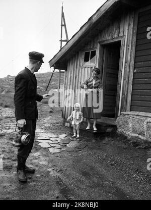 Finse, Slirå, 29. August 1959. Bahn- und Meteorologe Olav um die Familie winkt der Familie Auf Wiedersehen zu, bevor sie zur Arbeit geht. Die kleine Lise und Mutter Karin Rundtom müssen zu Hause bleiben. Foto; Sverre A. Børretzen / Aktuell / NTB Stockfoto