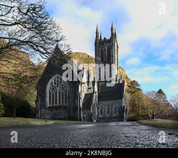 Außenansicht einer gotischen Kirche in der Kylemore Abbey in Connemara, County Galway, Irland Stockfoto