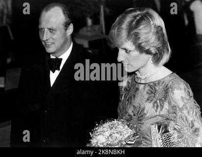 Oslo 1984-02: Die Prinzessin von Wales - die Prinzessin von Wales, Diana, besucht Oslo. Der Besuch endete im Zusammenhang mit der Uraufführung des London City Balletts am 11. Februar mit dem Stück 'Carmen' in der Konzerthalle Oslo. Die Prinzessin ist der hohe Beschützer des Ensembles. Das Bild: Die königlichen Gäste kommen zur Premiere, - Prinzessin Diana nach Kronprinz Harald. (Prinzessin Diana ist hier schwanger.) NTB Stock Photo/NTB Stockfoto