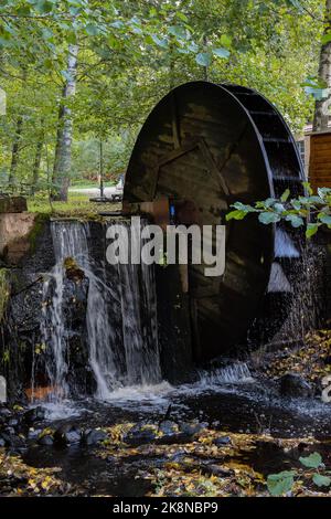 Altes Wasserrad im Dorf Mathildedal, Salo, Finnland. Stockfoto