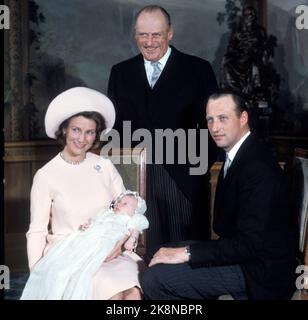 Oslo 19711019: Prinzessin Märtha Louise - Taufe. Offizielle Fotografie im Vogelwetter auf dem Schloss: Kronprinzessin Sonja mit dem Taufkind, König Olav und Kronprinz Harald. Foto: NTB Stockfoto