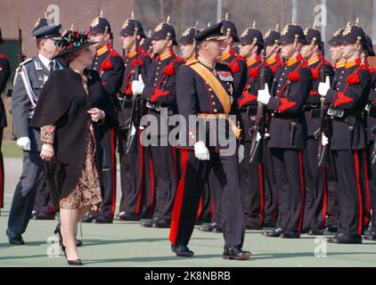 Amsterdam 199604. Das norwegische Königspaar, Königin Sonja und König Harald, besucht offiziell die Niederlande. Das Bild: Königin Beatrix und König Harald inspizieren den Ehrengarten im Zusammenhang mit der Ankunft in den Niederlanden am Montag. (NTB-Foto: Rune Petter Ness) Stockfoto