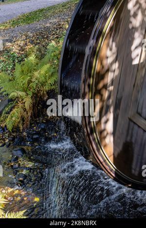 Nahaufnahme eines alten Wasserrads in Mathildedal, Salo, Finnland. Stockfoto