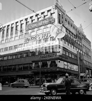 Oslo 19551001. Die Kommunalwahlen 1955. Außenansicht von Høyre Haus mit Wahlkonflikt: „Kurswechsel nach dem 3. Oktober“ und eine große Kompassrose zieren die Fassade. Architekt Magnus Poulsson. Foto: NTB / NTB Stockfoto