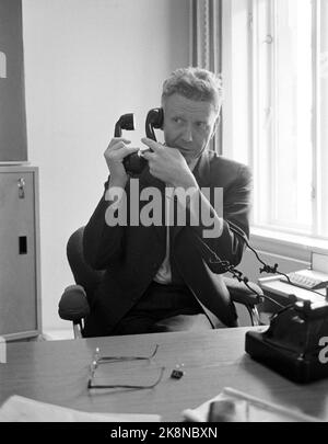 Oslo 17 November 1962 "Eine Bank wird ausgeraubt" wie funktioniert der moderne Detektiv? Wie funktioniert das Kriminalpolizeizentrum, wenn eine Bank ausgeraubt wird? Hier; -der Chef des Kriminalpolizeizentrums, Arne Kleveland am Telefon. Foto: Ivar Aaserud / Current / NTB Physical LOC. Aktuelle Nr. 47-1-1962 Stockfoto