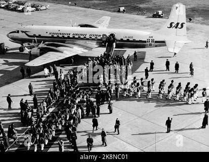 Kopenhagen, Dänemark: 19570224 SAS schreibt Fluggeschichte, indem sie die weltweit erste Flugroute über den geographischen Nordpol öffnet. Die Route führte von Kopenhagen über Ancorage nach Tokio. Hier DC7 Flugzeuge Guttorm Viking bereit für den Abflug von Kastrup. Der Tivoligarden spielt bei der Abreise. Foto: Hans Malmberg / Current / NTB Stockfoto