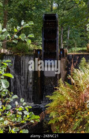 Altes Wasserrad im Dorf Mathildedal, Salo, Finnland. Stockfoto