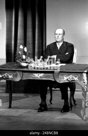 Oslo 19600820: NRK Television startete seine Sendungen am 20. August 1960. King Olav eröffnet die erste Sendung von NRK Television. Hier macht er sich bereit für die Ausstrahlung. Foto: Aaserud / Aktuell / NTB Stockfoto