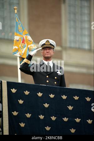 Stockholm 19960430: Schwedens König, König Carl XVI Gustaf 50 Jahre. Das Volk zollt dem König Tribut. Der König begrüßt die Menschen mit Gehältern. Foto: Bjørn Sigurdsøn / NTB / NTB Stockfoto