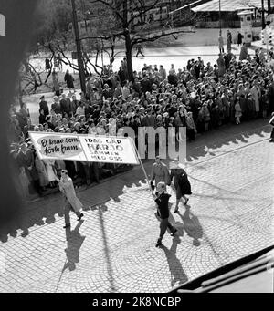 Oslo 19560501 1. Mai Zug / Demonstration in Oslo. Osvald Furumo Harjo, Partisan in Finnmark während des Zweiten Weltkriegs, fährt zuerst mit seiner Tochter in den Zug. Der Text auf dem Plakat lautet: „Eine Behauptung, die vorgebracht wurde. Heute schließt sich Harjo uns an.“ Im Februar 1943 wurde Osvald Harjo vom NKWD in Kirovsk verhaftet, der beschuldigt wurde, ein deutscher Spion zu sein. Im Mai 1944 wurde er zu 15 Jahren Gefängnis verurteilt, die er in verschiedenen Arbeitslagern in Zentral- und Nordrussland verbrachte. Am 22.11.1955 wurde er nach einer Reihe von Anfragen von Einzelpersonen und Organisationen in Norwegen freigelassen. Foto: NTB / NTB Stockfoto