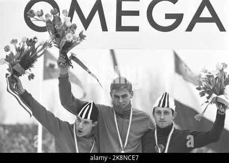 DEMER, Niederlande 19660123. Skating-Europameisterschaft 1966. Für die Norweger wurde das europäische Skaten in Deves zu einer traurigen Vorstellung. Hier das Siegertrio mit Tulpenstrauß (f.) Kees Verkerk, ARD Schenk und Valerij Kaplan. Schenk gewann 1500 und 5000m. Foto: Ivar Aaserud Current / NTB Stockfoto