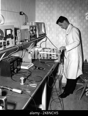 Oslo Dezember 1949. Das Magnetophon wird in Norwegen eingeführt. Es ist die Firma Proton, die die Exklusivrechte an dem Namen Magnetophon besitzt. Später wird die Maschine unter einer Vielzahl von Namen bekannt, wie Bandpillen, Klebeband, Tonbandgerät und Spülgerät. Hier von Proton's Räumlichkeiten, wo Sie nach Verbesserungen des Tape-Players forschen. Foto: Sverre A. Børretzen / Aktuell / NTB Stockfoto