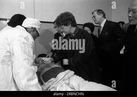 China 21. Januar 1988. Premierminister Gro Harlem Brundtland zu einem Besuch bei einem Patienten mit akutem Offset-Wirbelsäulenverb am Universitätskrankenhaus in Xian. NB: Dies ist Bild # 4 einer Serie von 6. Foto: Inge Gjellesvik / NTB / NTB Stockfoto